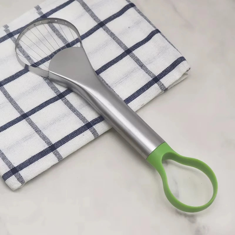 Ustensile coupe-avocat 2-en-1, vue utilisation